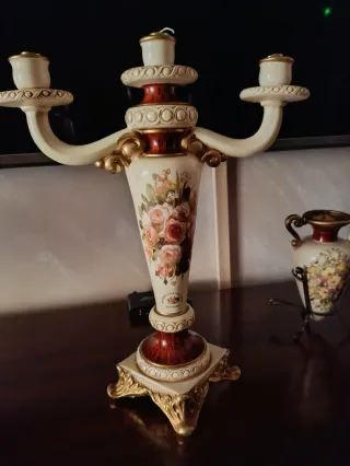 Vaso decorativo e piattini floreali