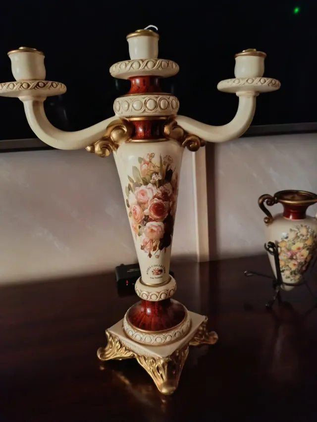 Vaso decorativo e piattini floreali