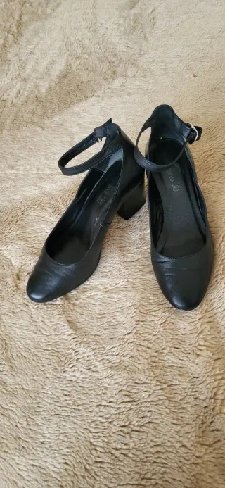 Zapatos de piel negros con pulsera