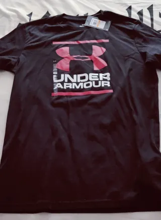 Camiseta Under Armour Negra y Roja Talla M