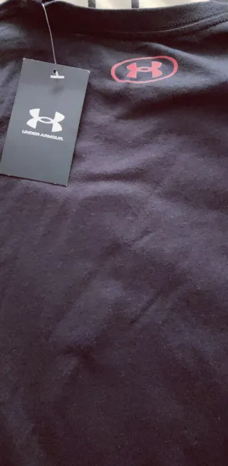 Camiseta Under Armour Negra y Roja Talla M