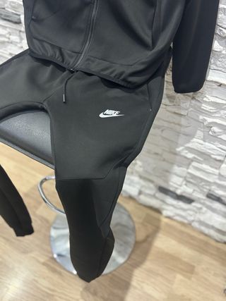 Conjunto deportivo Nike chico negro