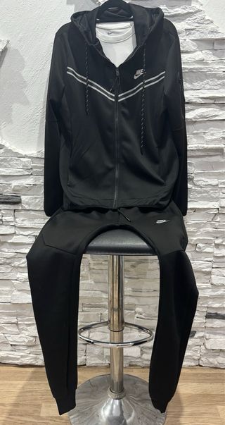 Conjunto deportivo Nike chico negro