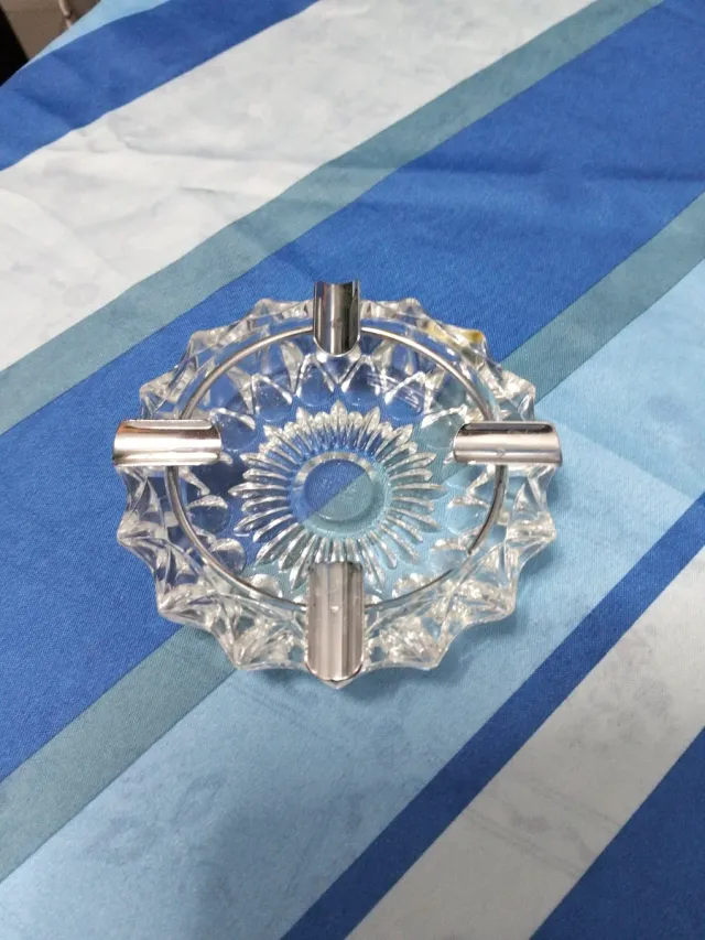 Cinzeiro de vidro com detalhes em metal