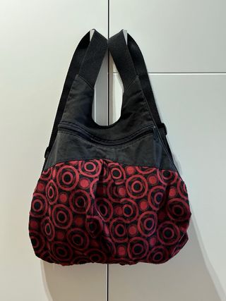 Mochila negra y roja con bolsillo interior