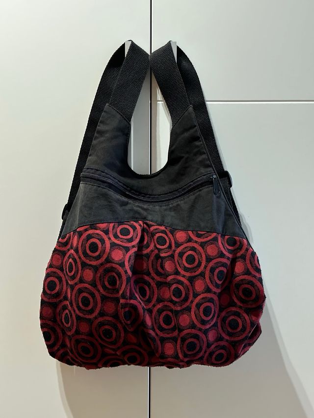 Mochila negra y roja con bolsillo interior