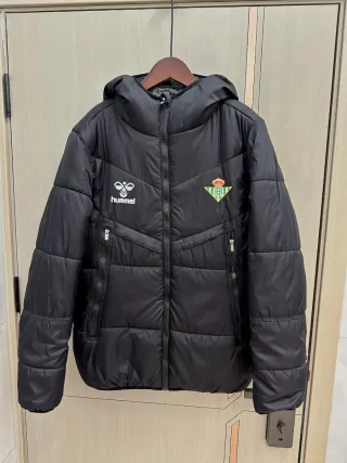 Chaqueta deportiva verde y negra invierno