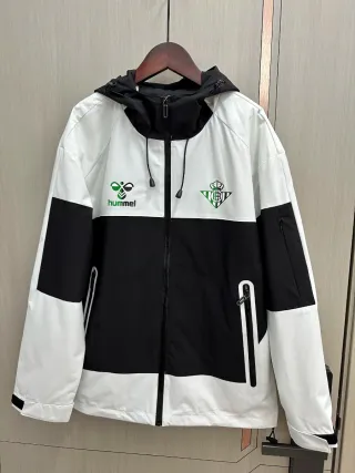 Chaqueta deportiva verde y negra invierno