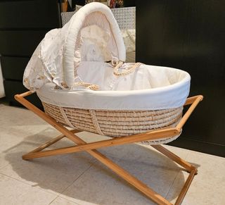 Cuna de mimbre con funda estampada