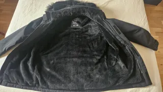 Abrigo Hollister Negro con Capucha de Pelo