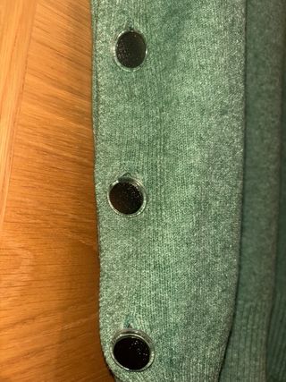 Jersey verde cuello alto con botones