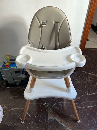 Trona de bebé gris y blanca