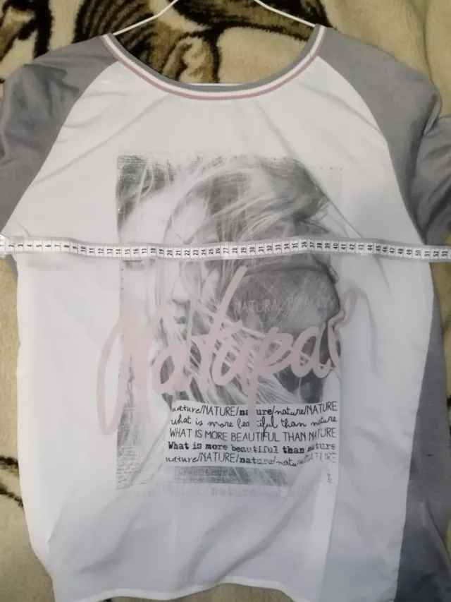 Camiseta Raglán Bicolor Estampado de Rostro