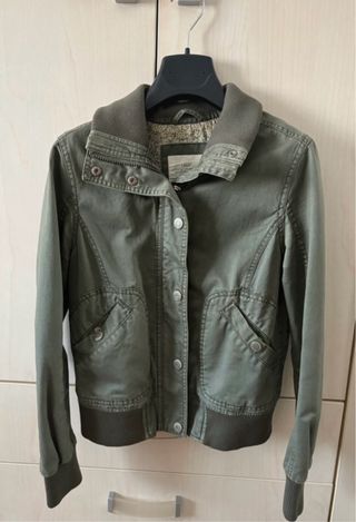 Chaqueta verde estilo bomber