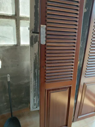 Puertas de madera con lamas y puertas de armarios.