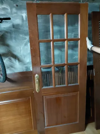 Puertas de madera con lamas y puertas de armarios.