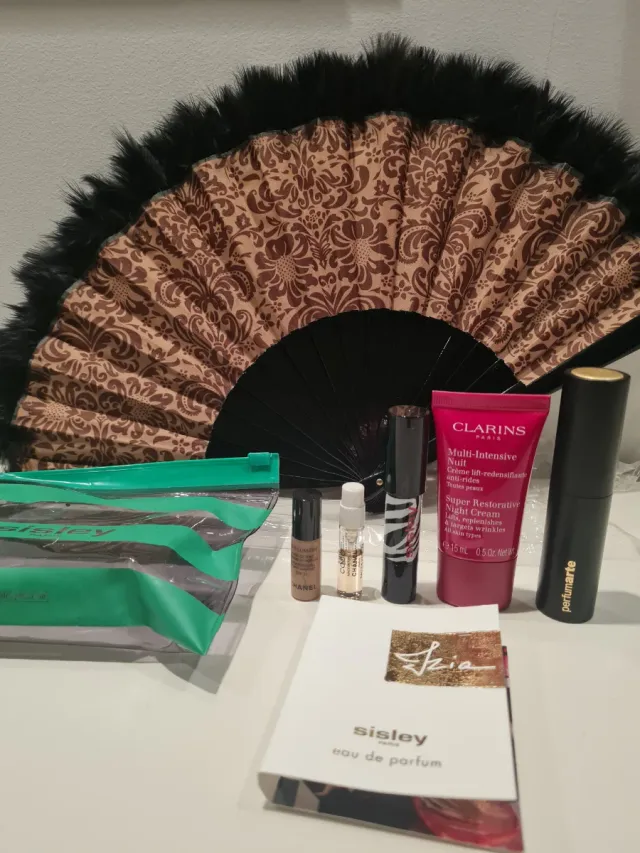 Lote abanico y cosmética Clarins, Sisley
