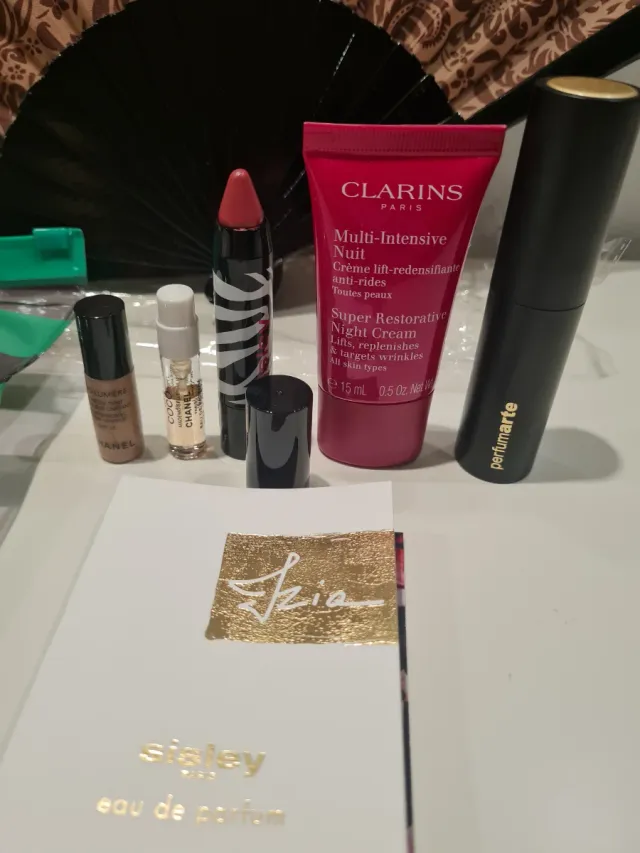 Lote abanico y cosmética Clarins, Sisley