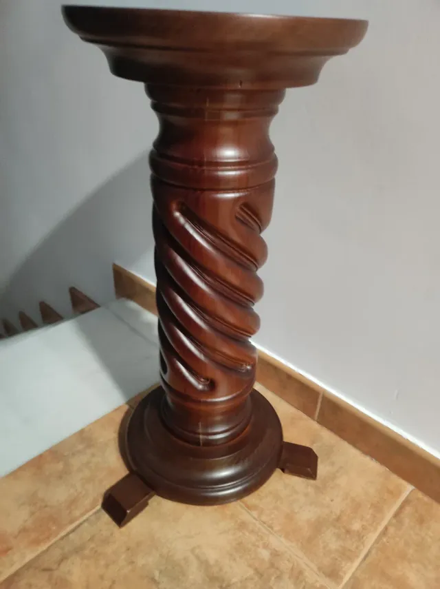 Pedestal de madera tallada