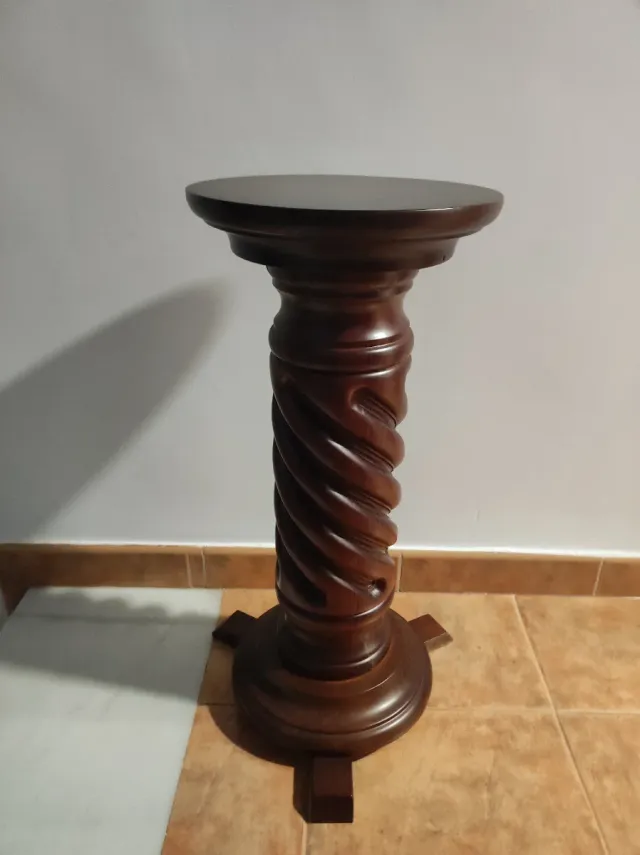 Pedestal de madera tallada