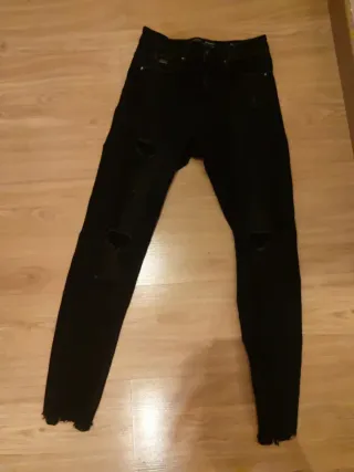 Pantalones negros rotos