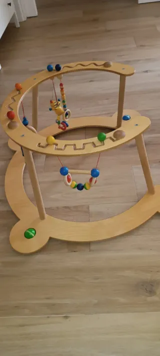 Palestra e deambulatore Montessori in legno per bambini.