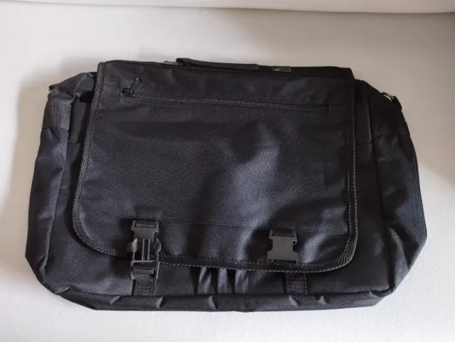 Maletín negro con cremallera y hebillas