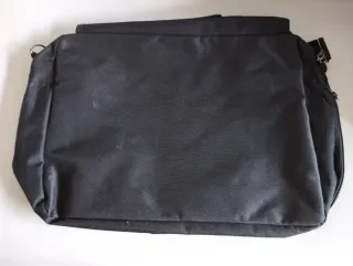 Maletín negro con cremallera y hebillas