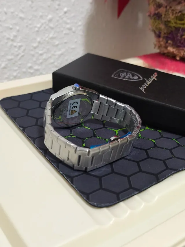 Reloj de pulsera plateado con esfera verde