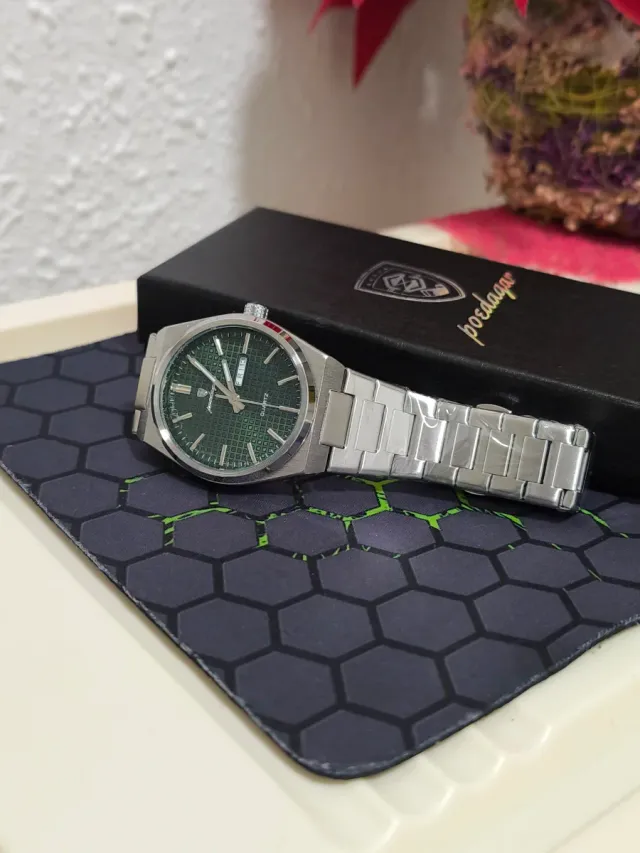 Reloj de pulsera plateado con esfera verde