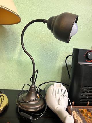 Lámpara de mesa metálica