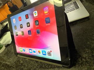 iPad Air con funda de piel y cargador