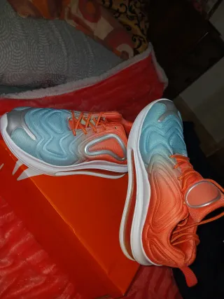 Zapatillas deportivas azules y naranjas