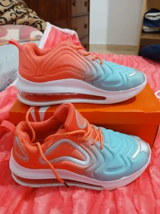 Zapatillas deportivas azules y naranjas