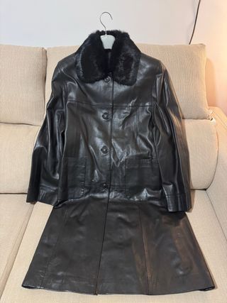 Abrigo de cuero negro con cuello de pelo