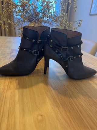 Botines de piel negros con tachuelas sin estrenar