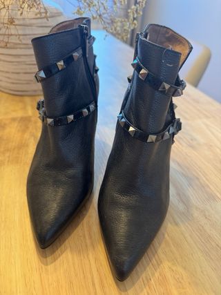 Botines de piel negros con tachuelas sin estrenar