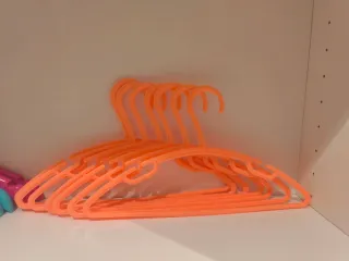 Lote de 7 perchas infantiles naranjas