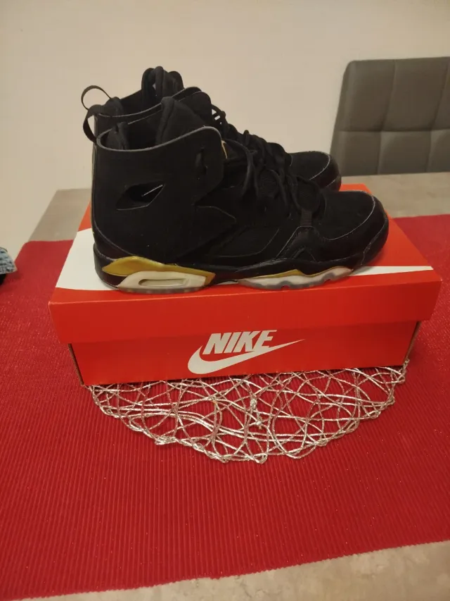 Nike Jordan Talla 38.5 Negro/Dorado