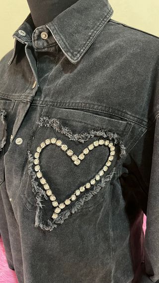Chaqueta vaquera negra con corazones brillantes