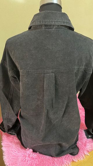 Chaqueta vaquera negra con corazones brillantes