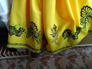 Falda regional amarilla bordada