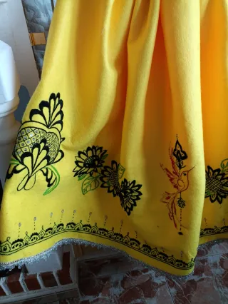 Falda regional amarilla bordada