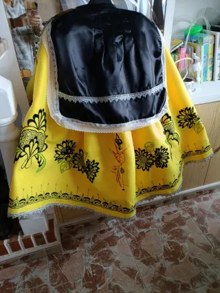 Falda regional amarilla bordada