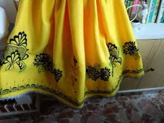 Falda regional amarilla bordada