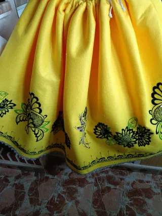 Falda regional amarilla bordada