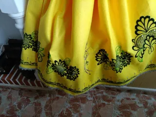 Falda regional amarilla bordada