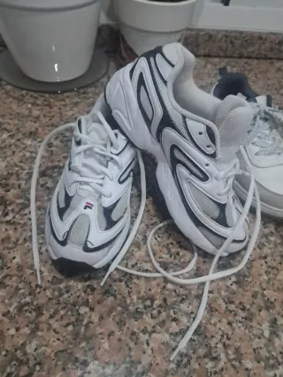Zapatillas Fila Blancas y Negras
