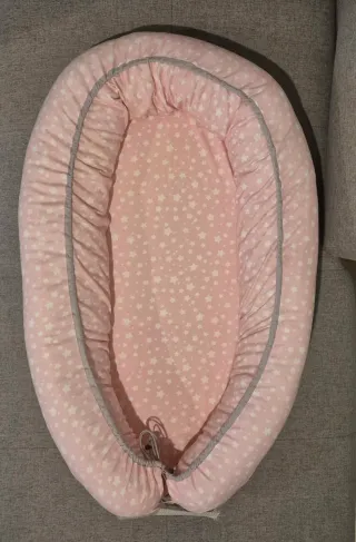 Nido reductor bebé estrellas rosa