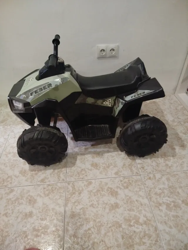 Quad infantil FEBER a batería